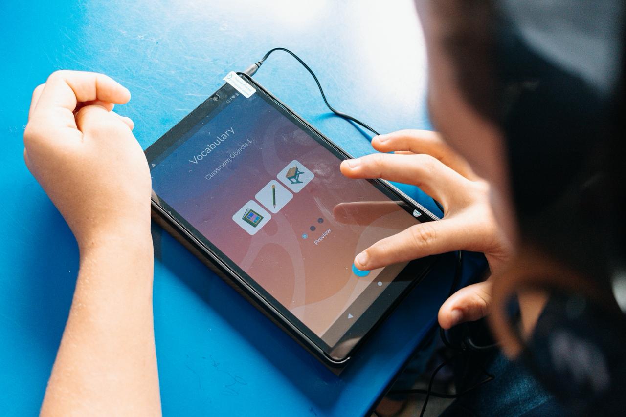 Estudante utilizando uma atividade de inglês na plataforma Conecta