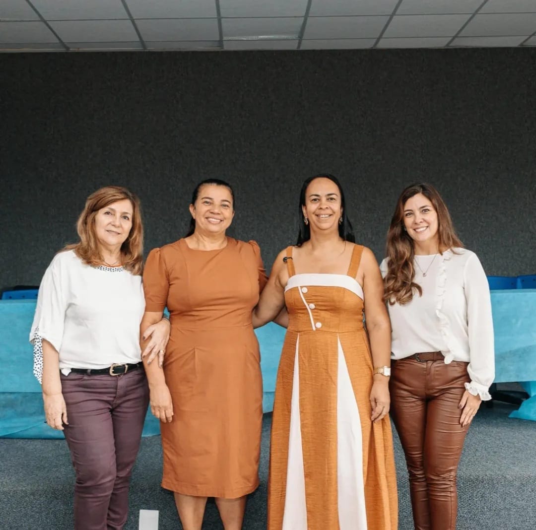 Representantes reunidas durante uma agenda institucional ligada à educação